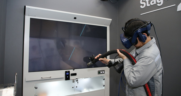 한화오션 거제사업장 내부에 위치한 VR 도장교육센터에서 새롭게 개발된 'RealBLAST'를 통해 VR 블라스팅 직무훈련이 진행되고 있다.