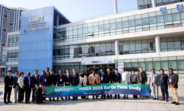 한국해양수산연수원 김민종 원장 및 주요간부들과 세계해사대학 교수 및 재학생들이 기념촬영을 하고 있다.